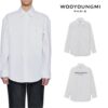 우영미 화이트 코튼 백로고셔츠