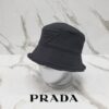 프라다 자수 로고 버킷햇