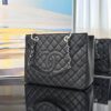 샤넬 그랜드샤핑 체인 숄더백 캐비어 블랙 은장 A90995