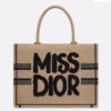 디올 베이지& 블랙 Miss Dior Graffiti 자수 북토트 미디엄 백