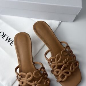 로에베 (Loewe) 카멜 컬러 소프트 카프스킨 페탈 아나그램 슬라이드 샌들